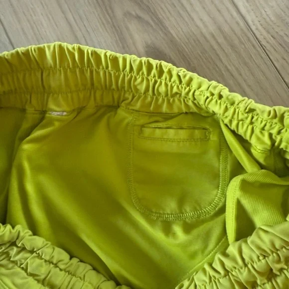 Lululemon Shake & Break Short in Split Pea - Picture 6 of 7